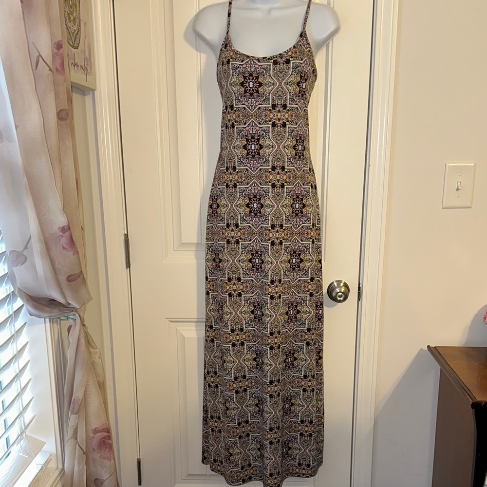 Xhilaration Criss Cross Strapped Maxi Dress with Abstract Print Medium
